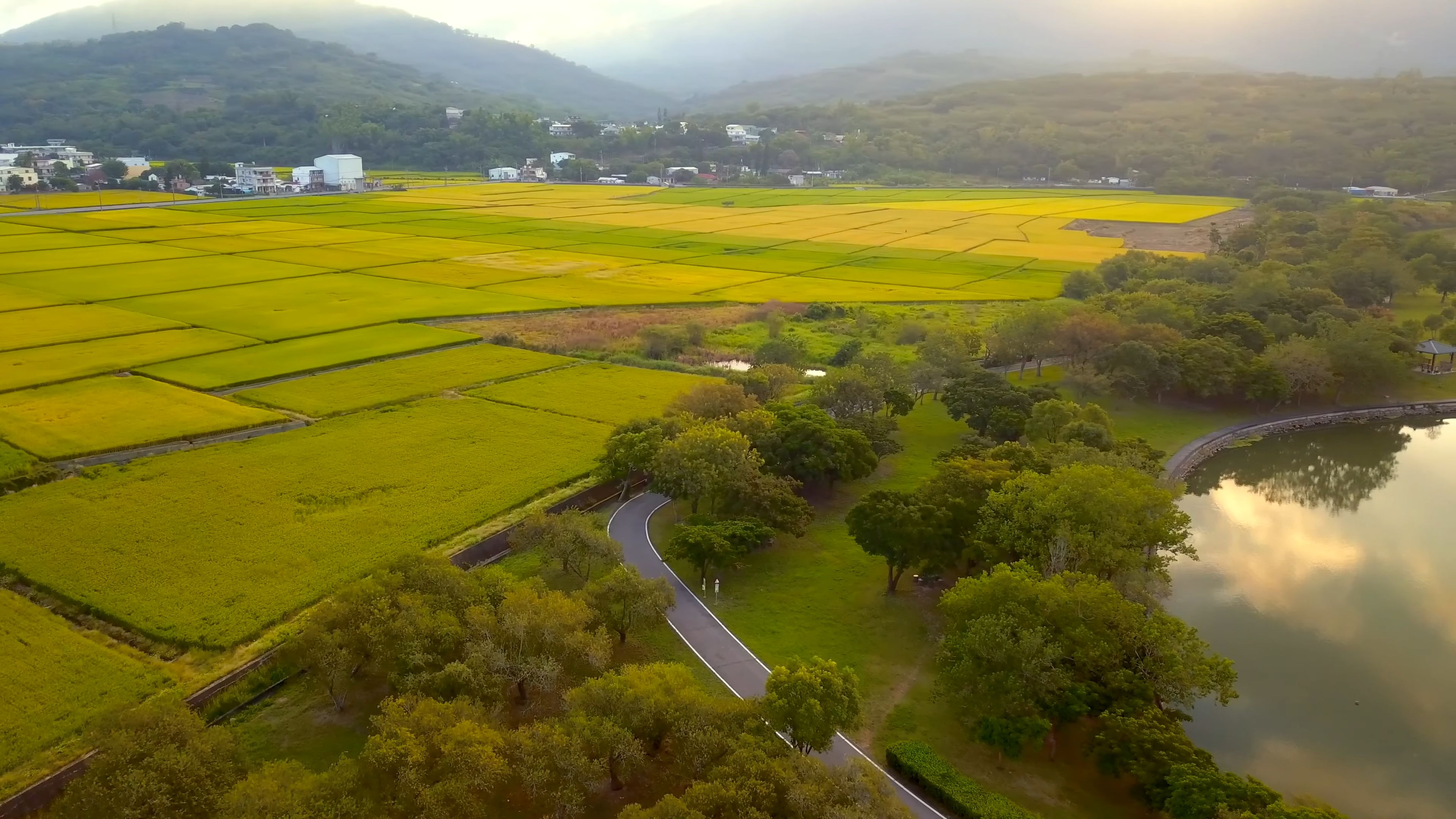 花東縱谷的稻田與村落,遠處群山、右下是大坡池——住哪一區,決定你隔天要拉多久的車(實景・交通部觀光署開放資料)